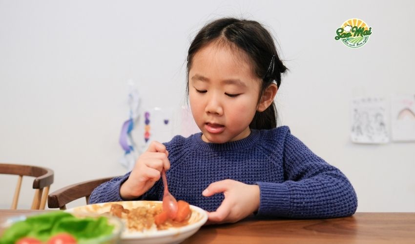 Tạo môi trường ăn uống tích cực là cách giúp trẻ ăn ngon miệng hiệu quả